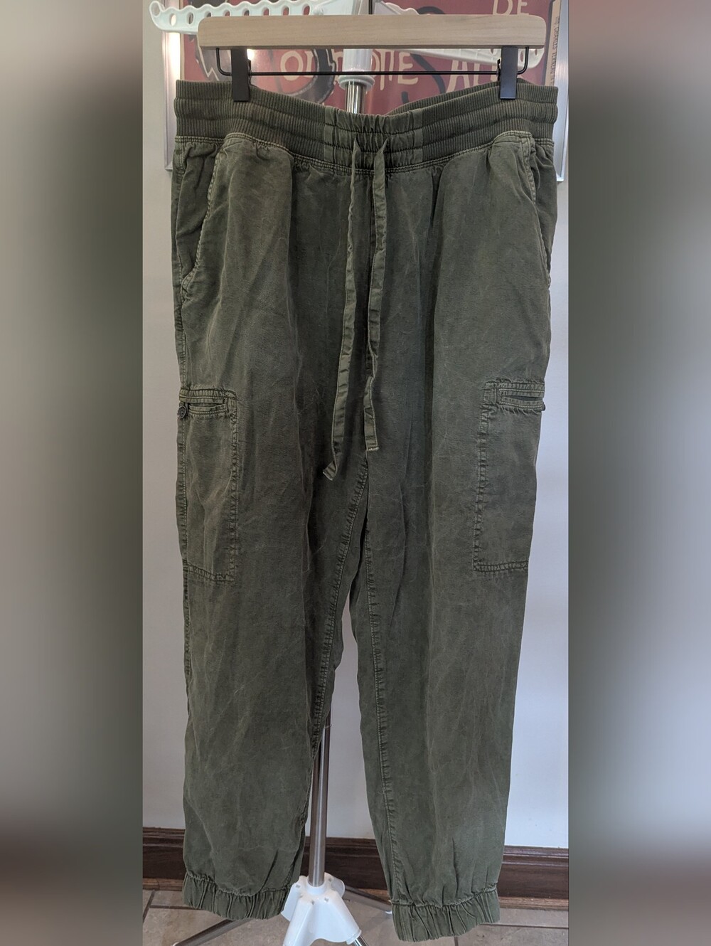 $22 Aerie Lightweight Cargo Joggers Olive Fun Green Utility Pants Size Large EUC - Picture 2 of 10